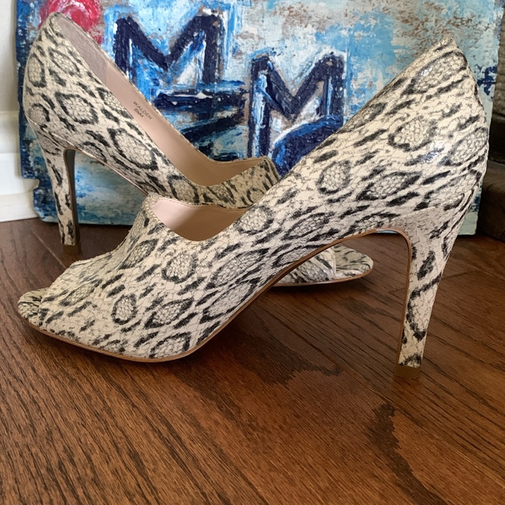 Tahari WALDEN Snakeskin print LEATHER Neutrals Size 8.5M Raised seam HEELS